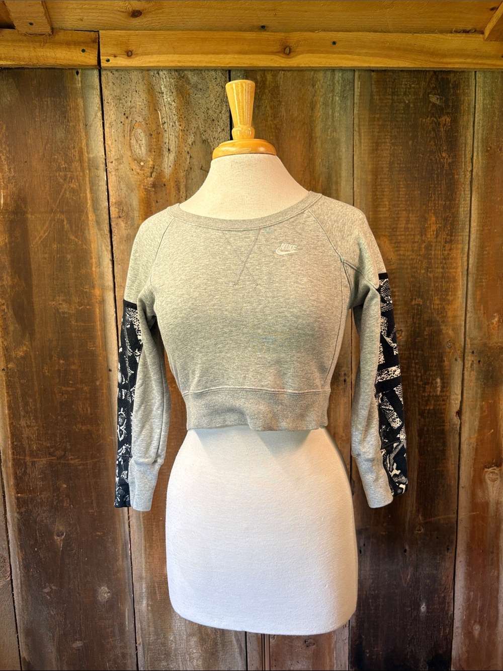Nike sportswear cropped sweatshirt Size Medium Bodycon Workout Top